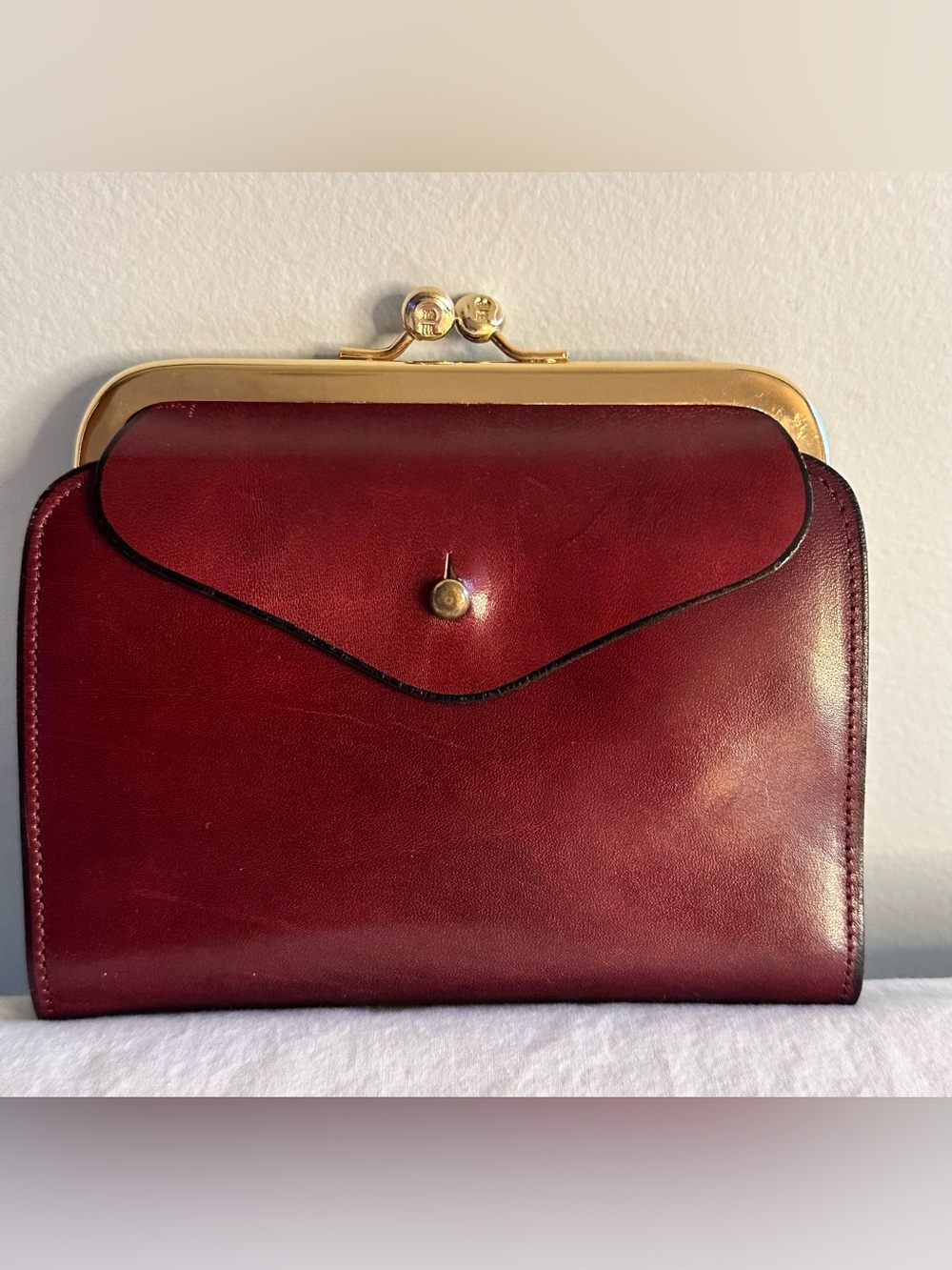 Étienne Aigner vintage burgundy leather wallet kiss clasp closure made in Italy